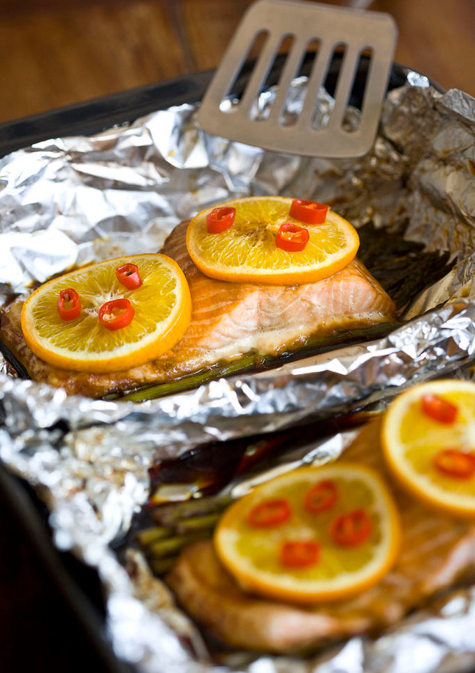 Una foto de Salmón en papillote con espárragos y salsa de soja y miel