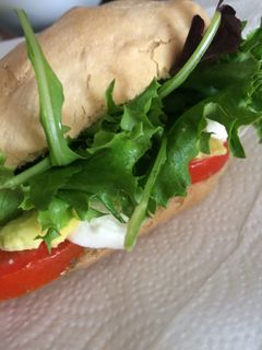 Foto de Sanduíche de mozzarella, abacate e pesto