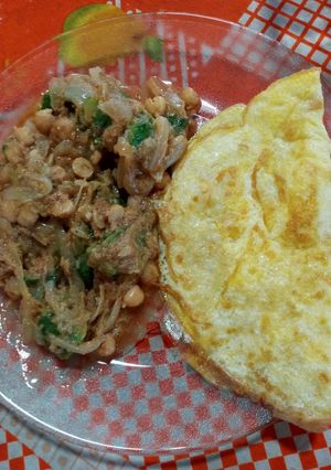 Una foto de Garbanzos salteados con atún!