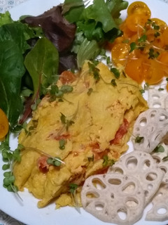 Una foto de Tortilla de tomatitos con chips de lotus