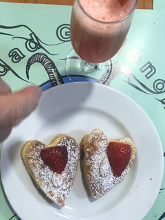 Una foto de Sorbete de limón y fresas al cava con chispa