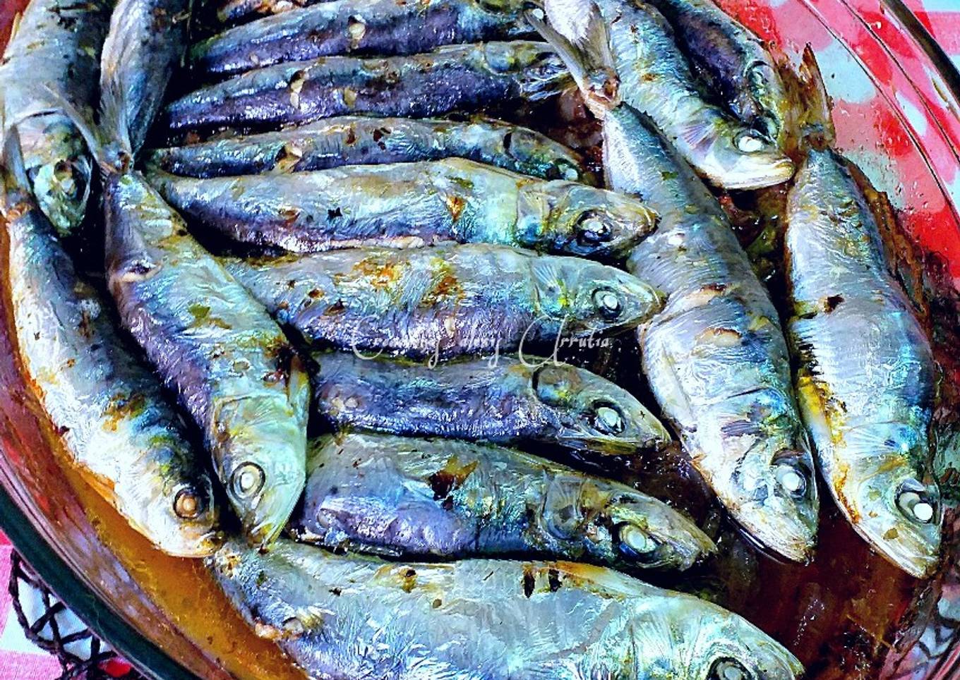 Sardinas al horno con verduras asadas en los mismos jugos