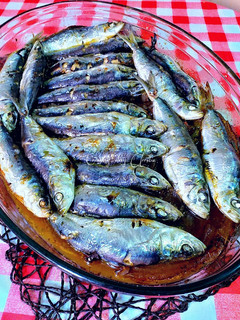 Una foto de Sardinas al horno con verduras asadas en los mismos jugos