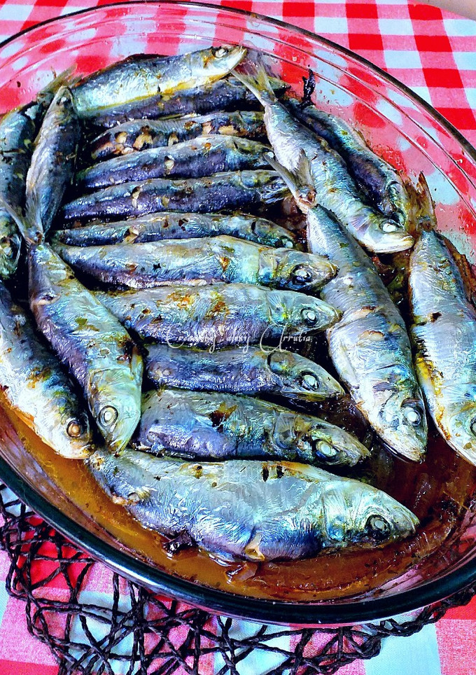 Una foto de Sardinas al horno con verduras asadas en los mismos jugos