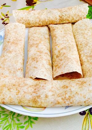 Una foto de Fajitas integrales con pollo, arroz y verduras (picantes)
