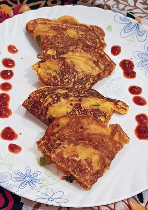 A picture of Potato stuffed besan chilla.