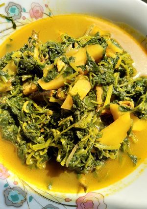 সরিষা শাক আলু দিয়ে রেসিপির প্রধান ছবি