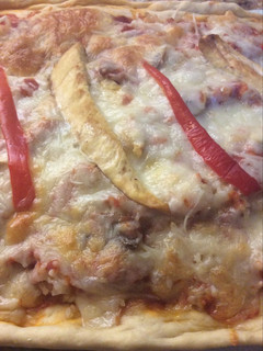 Una foto de Pizza de pollo y arroz
