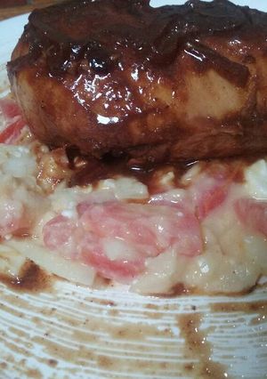 Una foto de Pechuga de pollo al ron con ensalada rustica