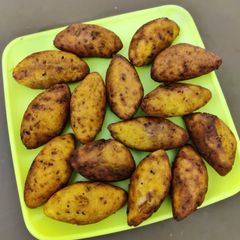A picture of Moong dal pithe.