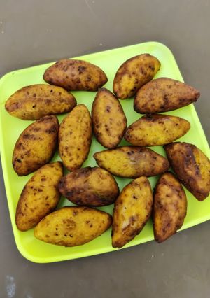A picture of Moong dal pithe.