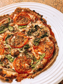 Una foto de Pizza casera base pollo 🍕😍
