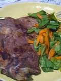 Bife ancho con ensalada de radicheta y zanahoria
