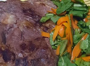 Una foto de Bife ancho con ensalada de radicheta y zanahoria