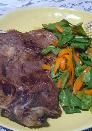 Una foto de Bife ancho con ensalada de radicheta y zanahoria
