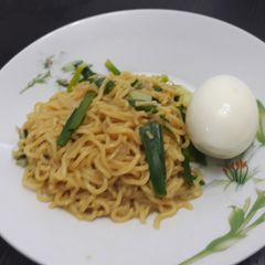 A picture of Indomine with spring onion and boiled egg.