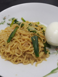 A picture of Indomine with spring onion and boiled egg.