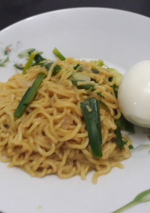 A picture of Indomine with spring onion and boiled egg.