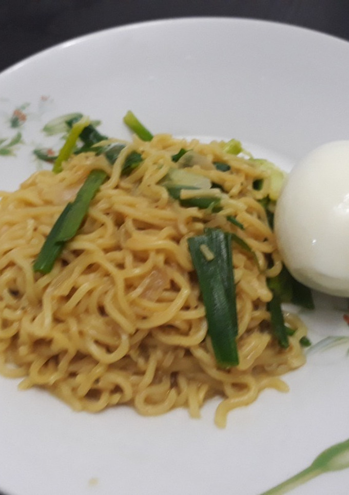 A picture of Indomine with spring onion and boiled egg.