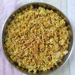 A picture of Egg top ramen curry.