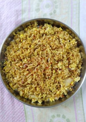 A picture of Egg top ramen curry.