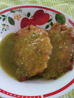 Una foto de Tortitas de avena en salsa verde