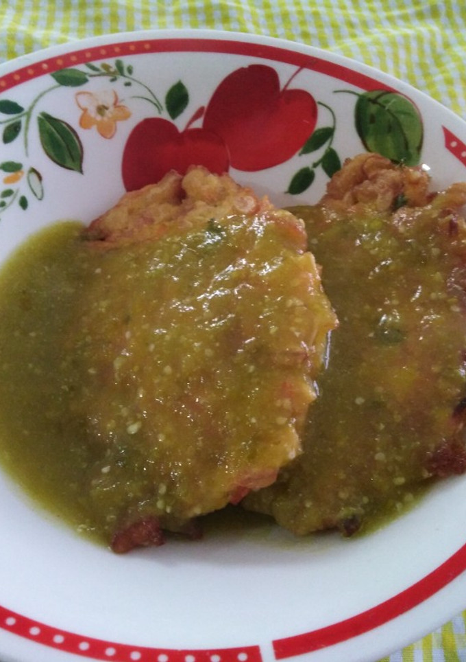 Una foto de Tortitas de avena en salsa verde