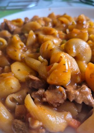 Una foto de Guiso con fideos