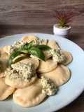 Raviolis com pesto e ricota