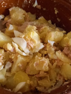 Una foto de Ensalada de patata huevo cebolla y atún
