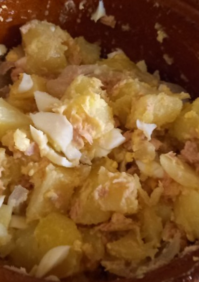 Una foto de Ensalada de patata huevo cebolla y atún
