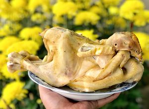 Hình của món Gà ta hấp muối xả.