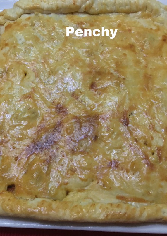 Una foto de Empanada de masa brisa con ternera y pollo