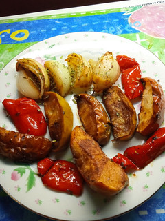 Una foto de Manzanas, cebollas y morrón al orégano 🍏🍎🧅🌶️🍏🍎🧅🌶️