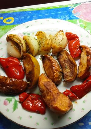 Una foto de Manzanas, cebollas y morrón al orégano 🍏🍎🧅🌶️🍏🍎🧅🌶️