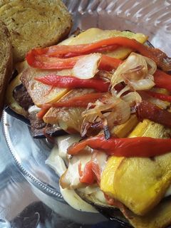Una foto de Vegetales asados con salsa cremosa...🤔😋😐