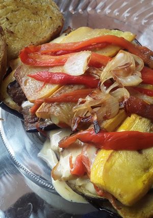 Una foto de Vegetales asados con salsa cremosa...🤔😋😐
