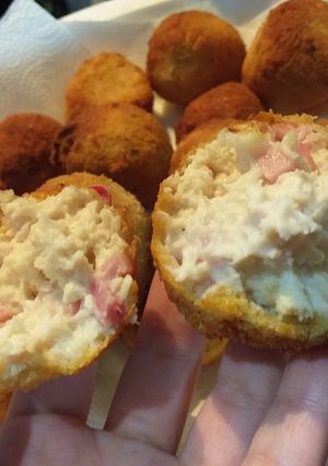 Una foto de Croquetas de pollo con salsa Blanca