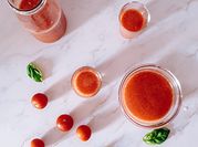 Une photo de jus blender fruits rouges