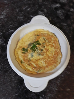 Una foto de Tortilla de ajo y perejil