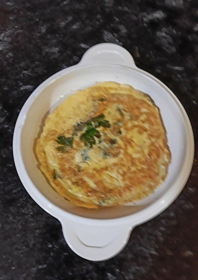 Una foto de Tortilla de ajo y perejil