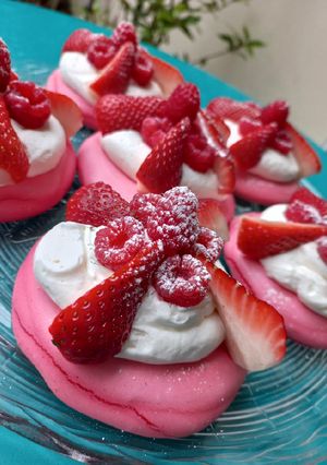 Une photo de Pavlova fruits rouges - citron vert