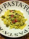 Fettuccine con aceitunas y alcaparras ©