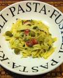 Fettuccine con aceitunas y alcaparras ©