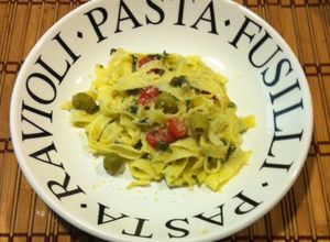 Una foto de Fettuccine con aceitunas y alcaparras ©