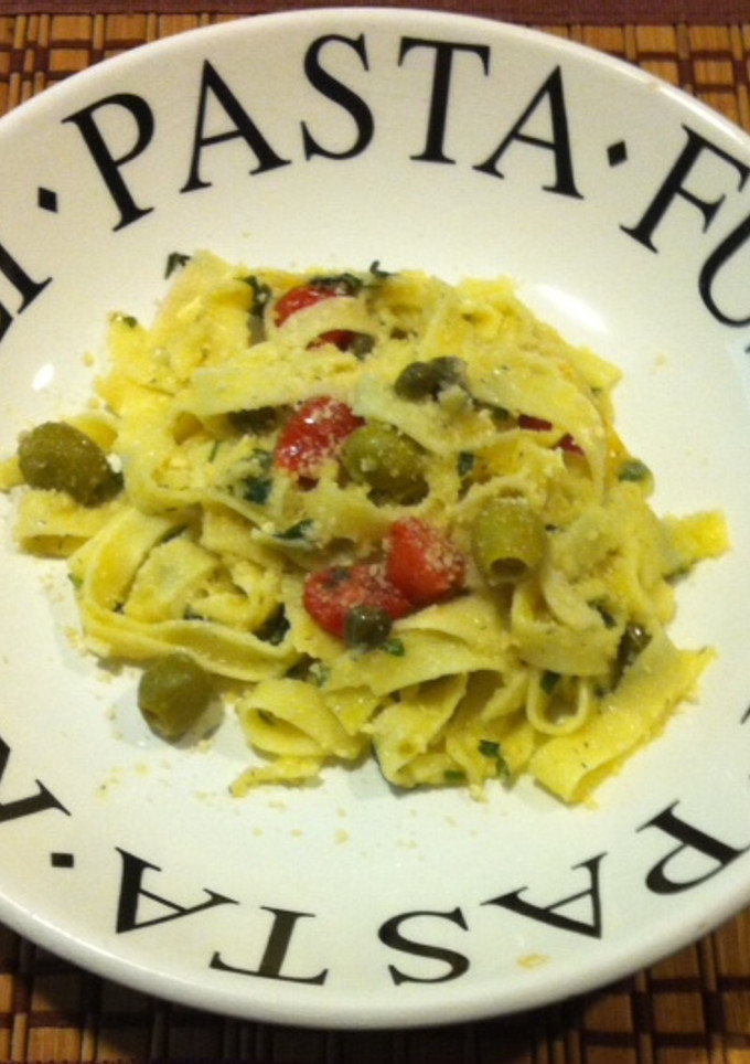 Una foto de Fettuccine con aceitunas y alcaparras ©