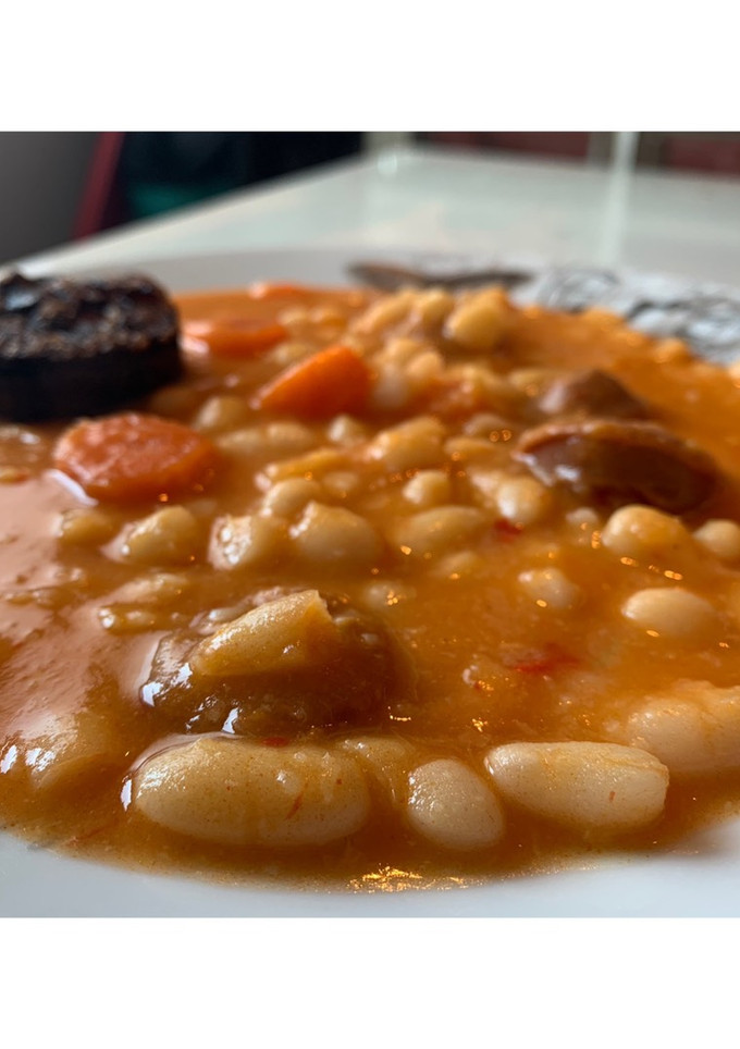 Una foto de Alubias blancas con chorizo y morcilla