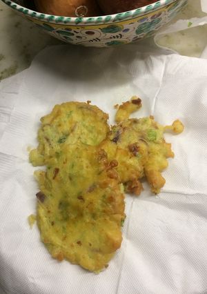 Una foto de Buñuelos de lechuga y cebolla