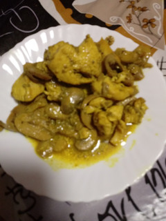 Una foto de Pechuga y champiñones en salsa al curry en cecofry 4D