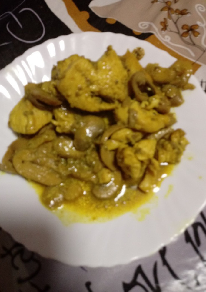 Una foto de Pechuga y champiñones en salsa al curry en cecofry 4D